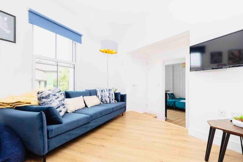Sleeps 6 The Lovely Lock Off Apartment Lymington
